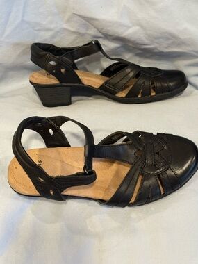 Earth Origins Black Leather Cutout T-Strap Slingback Sandals